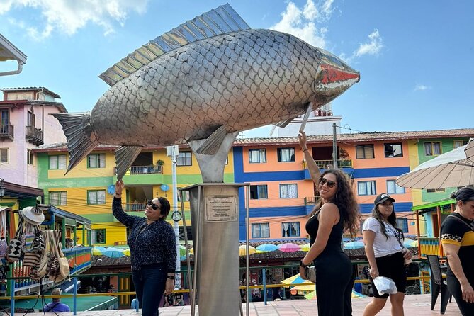 Excursion to Guatapé by chiva, lunch and Pablo Escobar's hacienda - Starting in El Poblado at 8:30 a.m.