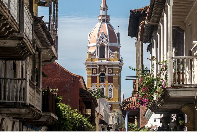 Explore / A Historic Walking Tour - The church plaza and Cartagena’s fight against Spain