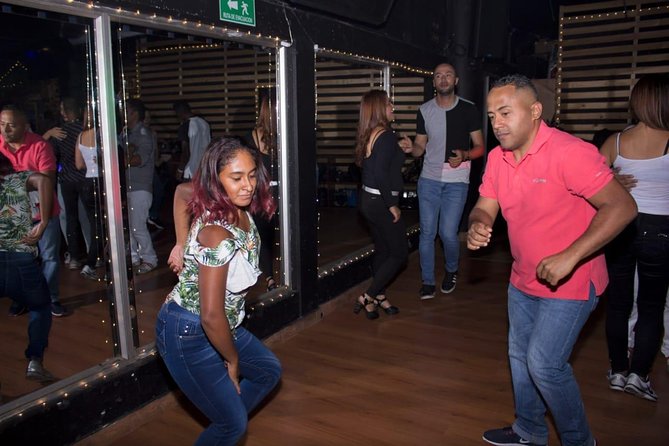 Face-to-face dance classes in Bogotá. La Candelaria - Learning Latin rhythm in La Candelaria