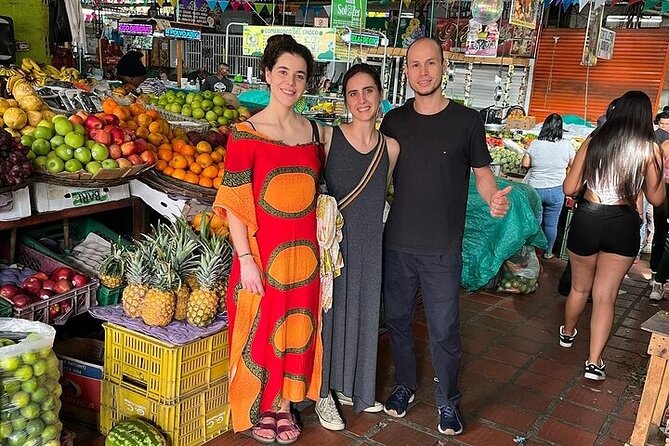 Food tour in Cali with exotic fruits, breads and drinks - Who will enjoy this market tasting most?
