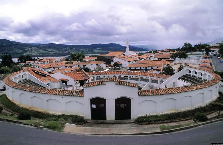 From Bogota: Explore the town of Guatavita, the lagoon and the "Casa Loca". - What the private group changes