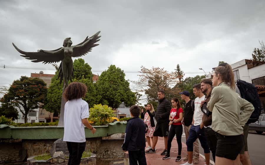 From Medellin: Guatape El Peñol with boat + gastronomic tour - Guatapé’s Umbrella Street and painted façades