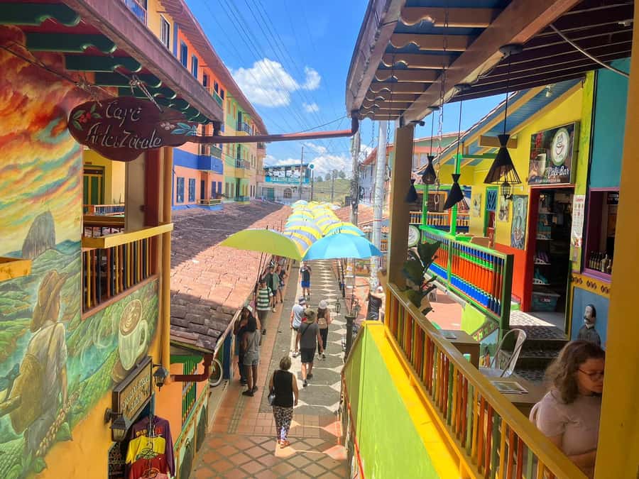 From Medellín: Guatape Private Tour, El Peñol, Boat Ride - Coffee and pan de bono before the main sights