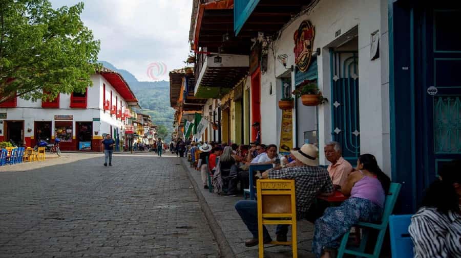 From Medellín: Jardín, Andes, and Hispania Day Trip - The final walk, shopping, and the long return