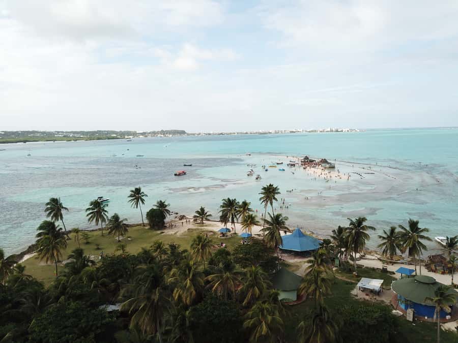 From San Andres: Cayo Acuario Tour - The 15-minute speedboat ride