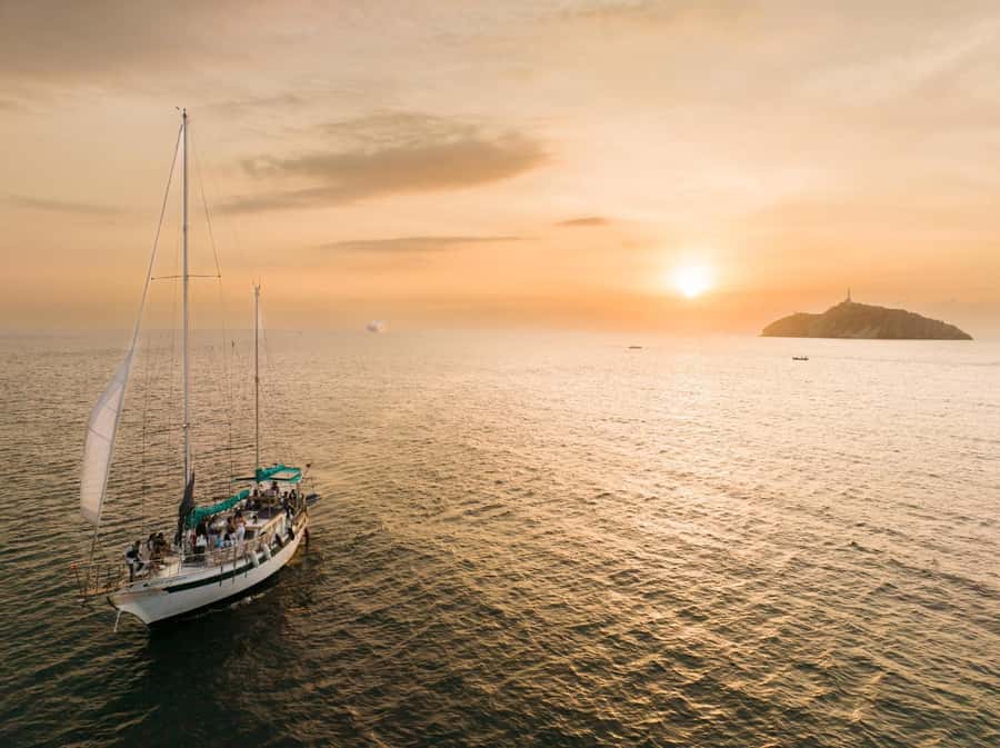 From Santa Marta: Sunset Sailboat Tour with 2 Beverages - What the 150-minute itinerary feels like