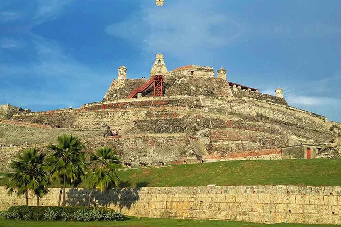 Full BILINGUAL CITYTOUR, Castle Entrance and Monuments - The Old Shoes monument and Cartagena’s literary side