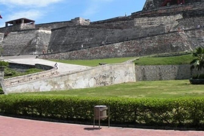 Full BILINGUAL CITYTOUR, Castle Entrance and Monuments - Starting near Bocagrande and getting settled