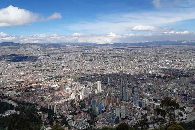 Full Day in Private Bogotá: Monserrate, Candelaria and Museums - Visiting Quinta de Bolívar