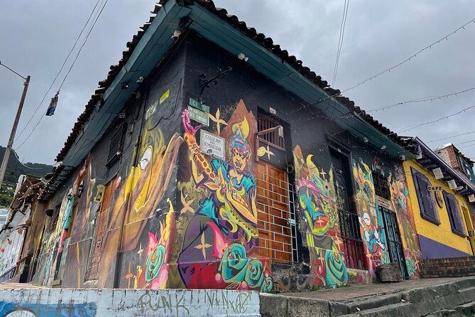 Full Day Private Tour Historical Center La Candelaria and Monserrate - What the Guides Add to the Day