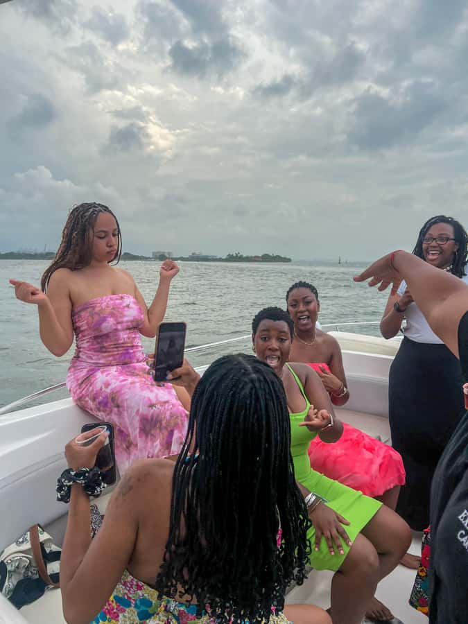 Fun sunset tour with drinks and music included - Who will enjoy this most?