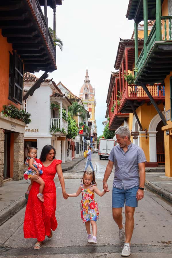 Gastronomic tour and professional photos in the old city - Centenario Park: food, palms, and the first camera session