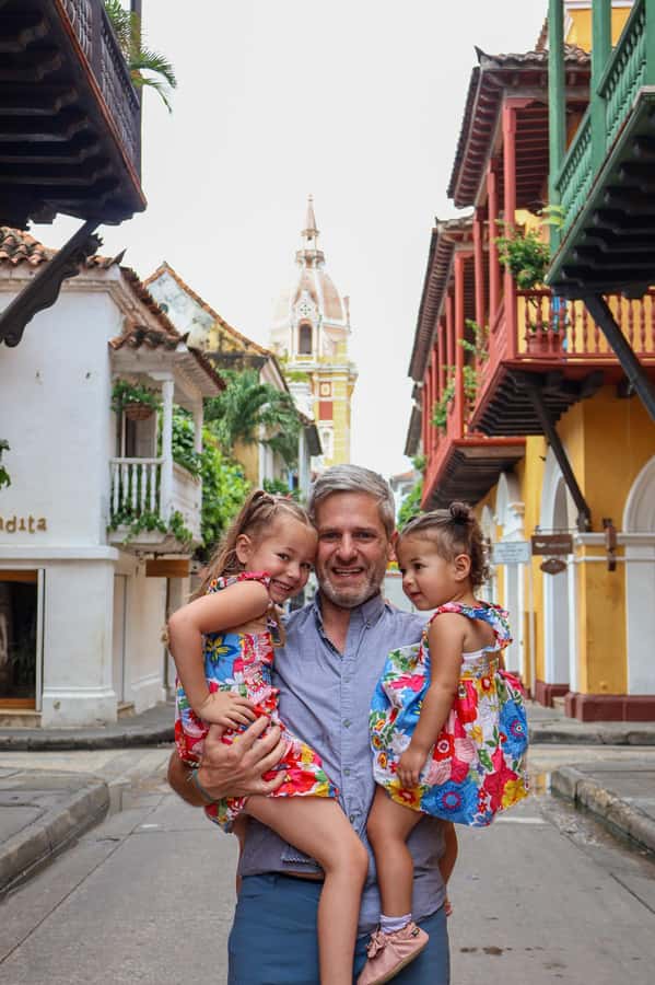 Gastronomic tour and professional photos in the old city - Calle de Las Sombrillas and the city’s most playful backdrop
