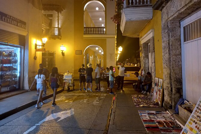 Get the Nightlife vibe in Old City! - Plaza de la Proclamacion and the first taste of local life