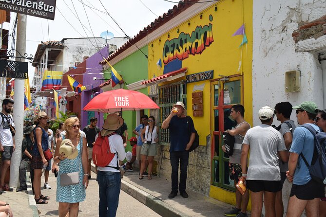 Getsemani neighborhood in group: art and culture with Audio System - Comparing styles on Calle de San Juan