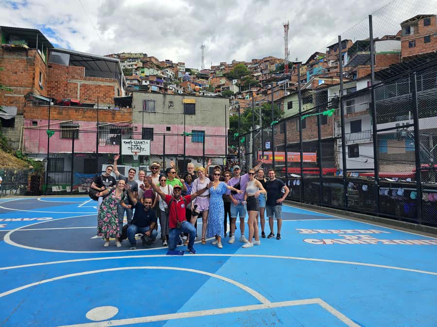 Graffiti Tour comuna 13 and cable car (made by local guides) - Starting at San Javier Metro Station