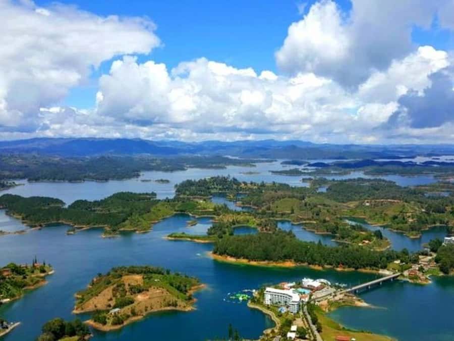 Guatapé & Coffee Farm, all in one day - Reading Guatapé through its zócalos