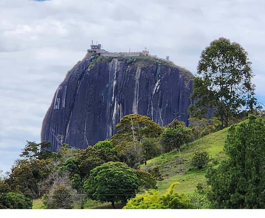 Guatapé: Iconic rock climbing for beginners and experts. - The 40-Meter Rappel Gets Things Moving