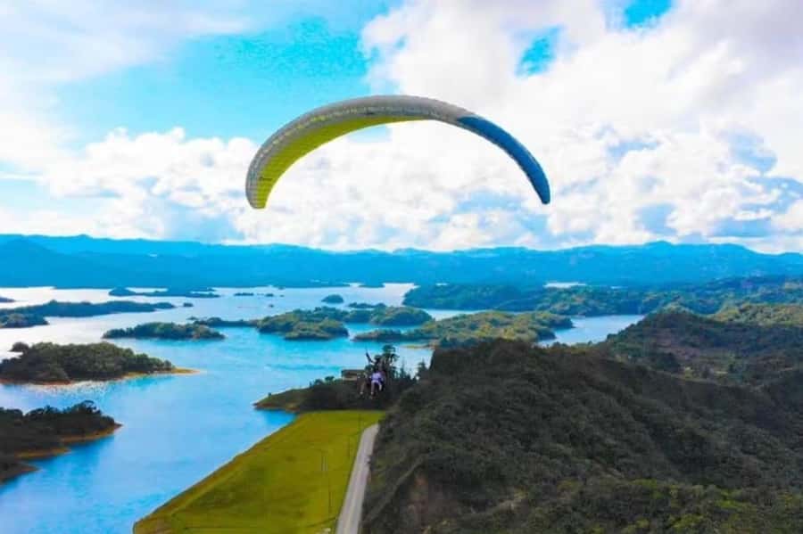 Guatape: Paragliding Experience - Meeting at Calle 32 in Guatapé