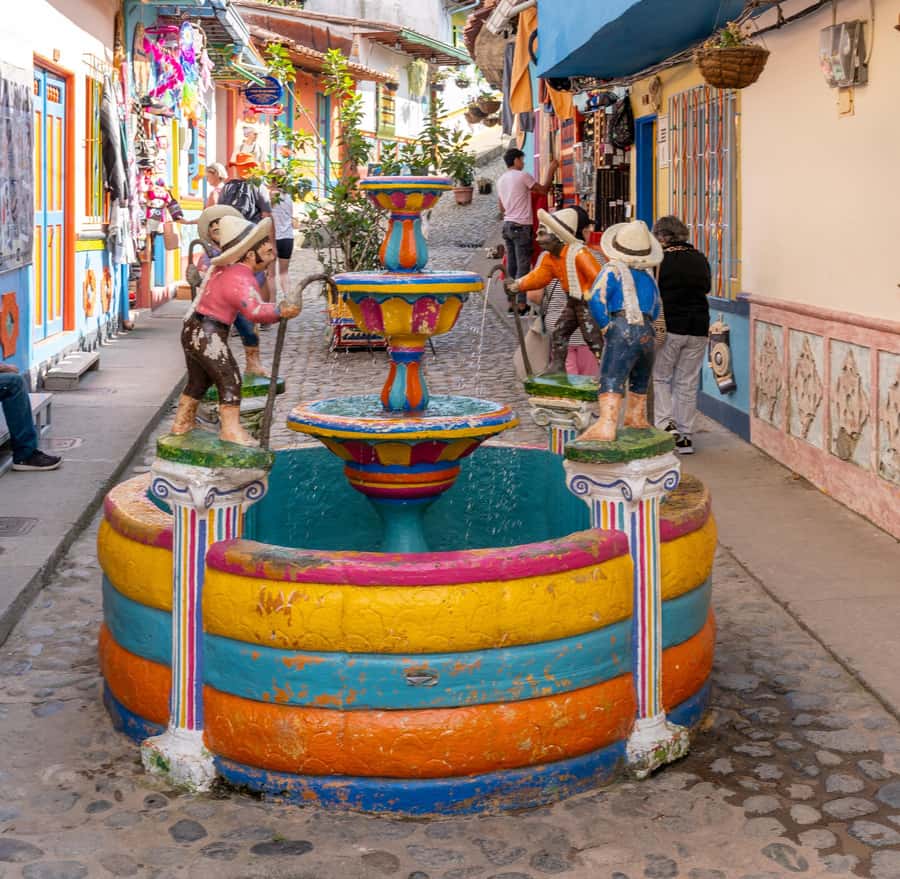 Guatapé Tour by Chiva + Visit to Pablo Escobar's Hacienda - How the timing affects your day