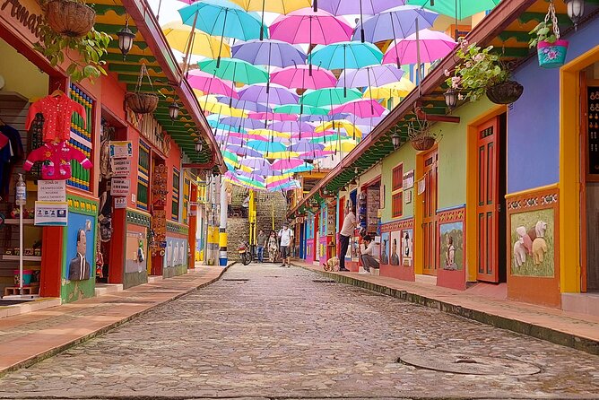 Guatapé Tour: Piedra del Peñol with Boat Tour, Breakfast, Lunch - The reservoir boat ride