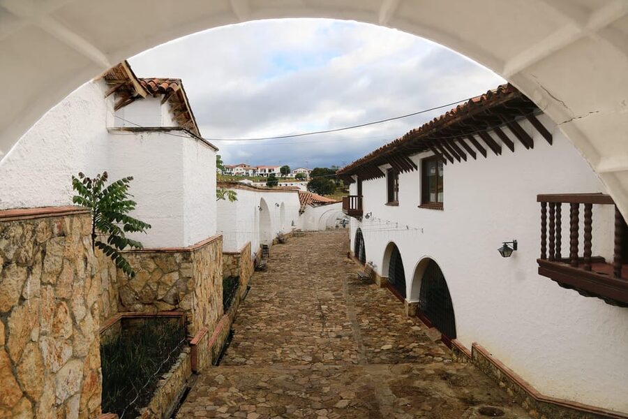 Guatavita: Tour to Guatavita Lagoon, the Village and Casa Loca - Guatavita village: white walls and cobblestones