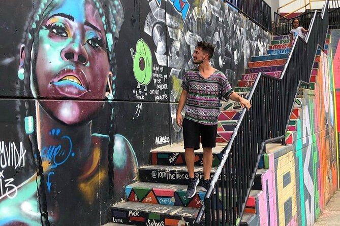 Guided Tour of Comuna 13 Medellín with Snacks Included - Street art with stories behind the color