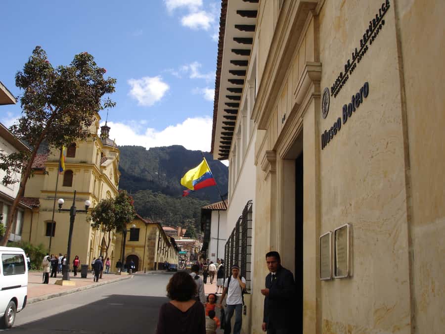 Guided Visit to Botero Museum in Bogota - Entering the Botero Museum and understanding the gift