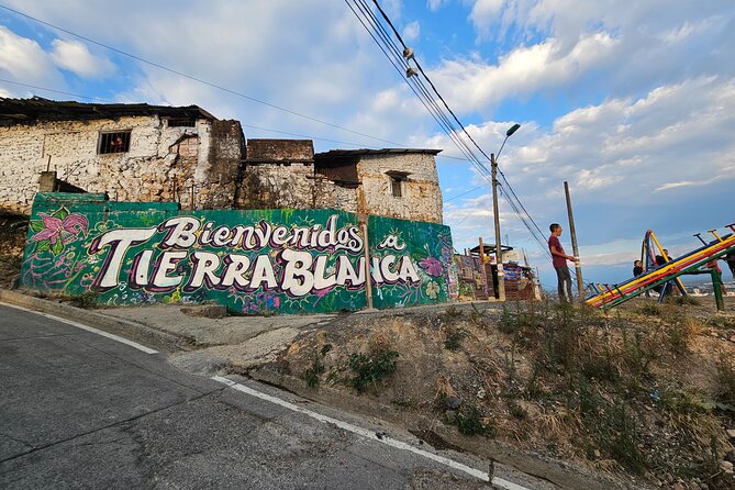 Guided Visit to Commune 20 in Cali - Meeting local people and hearing the redemption story