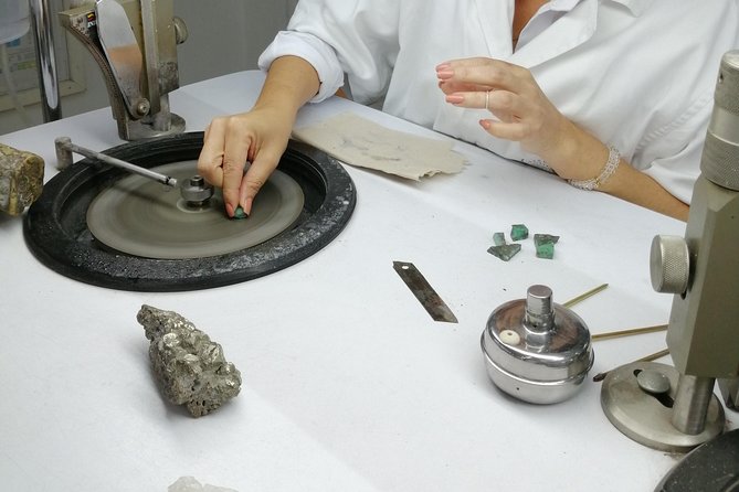 Hands‑On Colombian Emerald Polishing Experience - Why polishing an emerald makes a better souvenir
