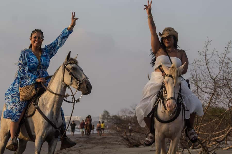HORSE TOUR IN CARTAGENA BEACH - A guide who stays close