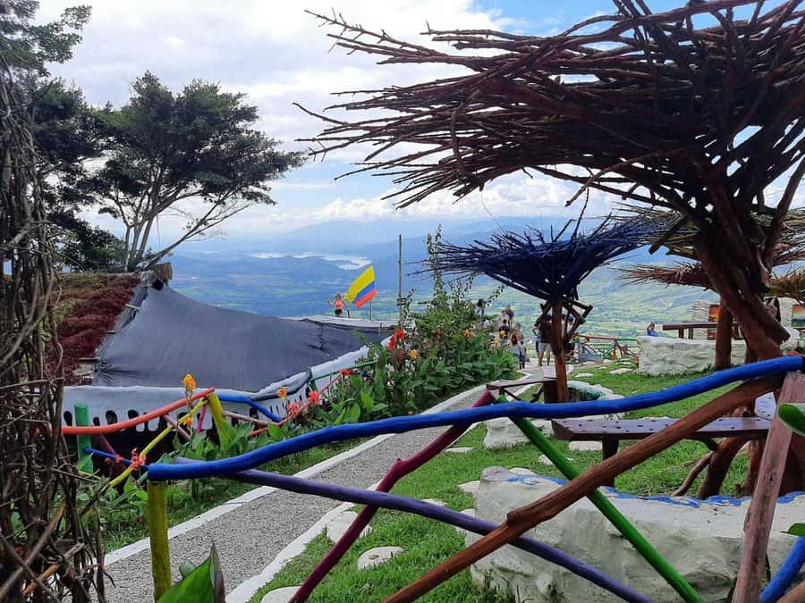 HUILA VIEWPOINTS MANO DEL GIGANTE - Lunch Is Generous, Not Flexible