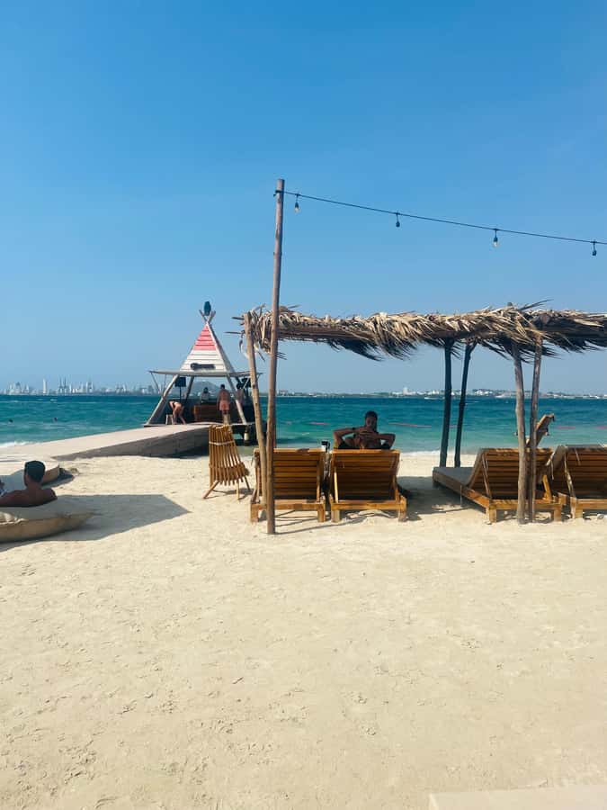 Isla Tierra Bomba beach club: Day Pass with typical food - Key points to know before you book
