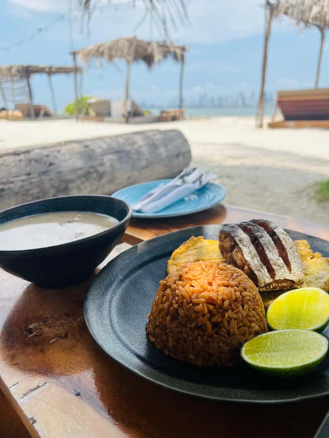 Isla Tierra Bomba beach club: Day Pass with typical food - A slow afternoon by the pool and beach