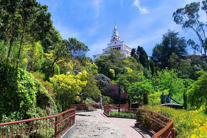 La Candelaria and Monserrate Tour: History and Culture - Plaza de Bolívar and the business of national life