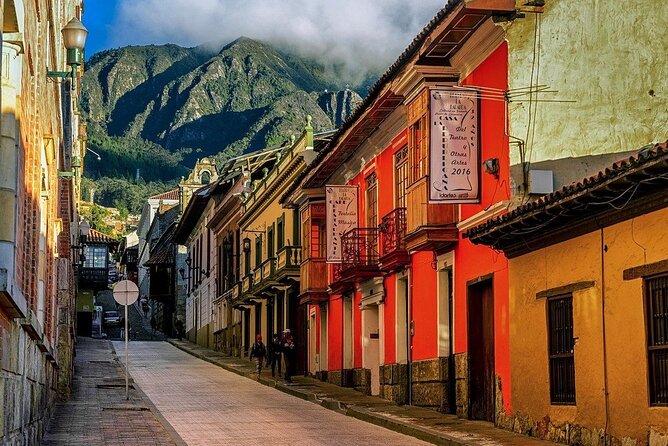 La Candelaria and Monserrate Tour: History and Culture - Botero’s rounded figures and the Banco de la República museums