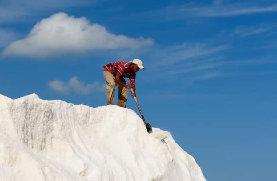 La Guajira: Manaure Salt Mines Tour and Wayuu Ranch - Seeing the Manaure salt mines in person