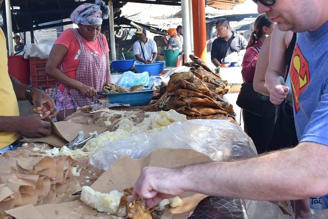 Local immersion in the Bazurto Market - Food tasting without a formal food-tour promise