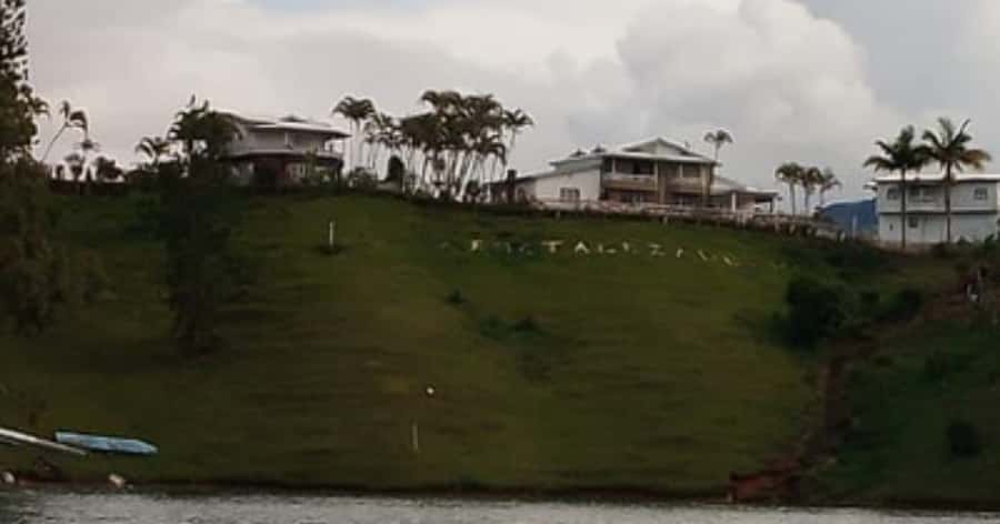 Luxury boat ride - Guatapé - The captain adds a personal touch