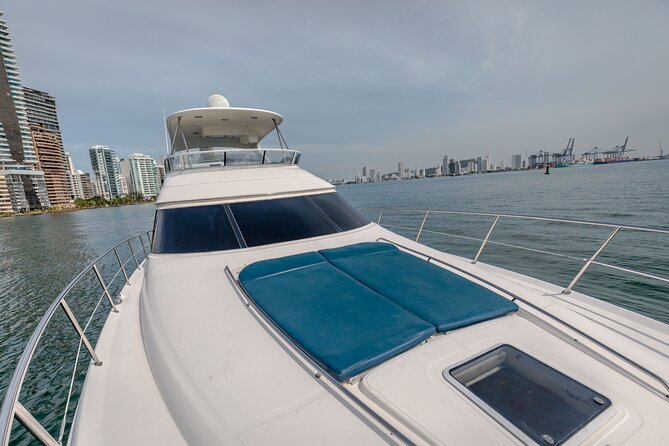 Luxury yacht rental in Cartagena de Indias Sea Ray 56' - Crew service and the family experience
