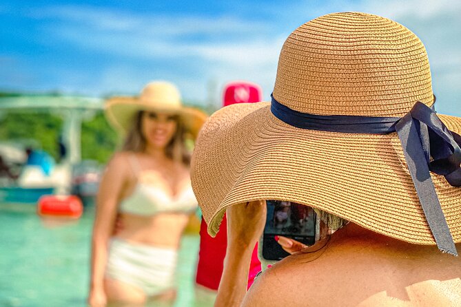 Maximize Your Day: The 5 Essential Stops in the Rosario Islands - Stop three: Cholón, the floating party