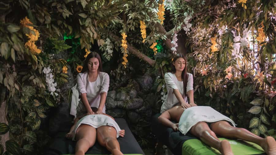 MedelIín: Full Body Massage and Water Therapy Experience - Timing, language, and practical planning