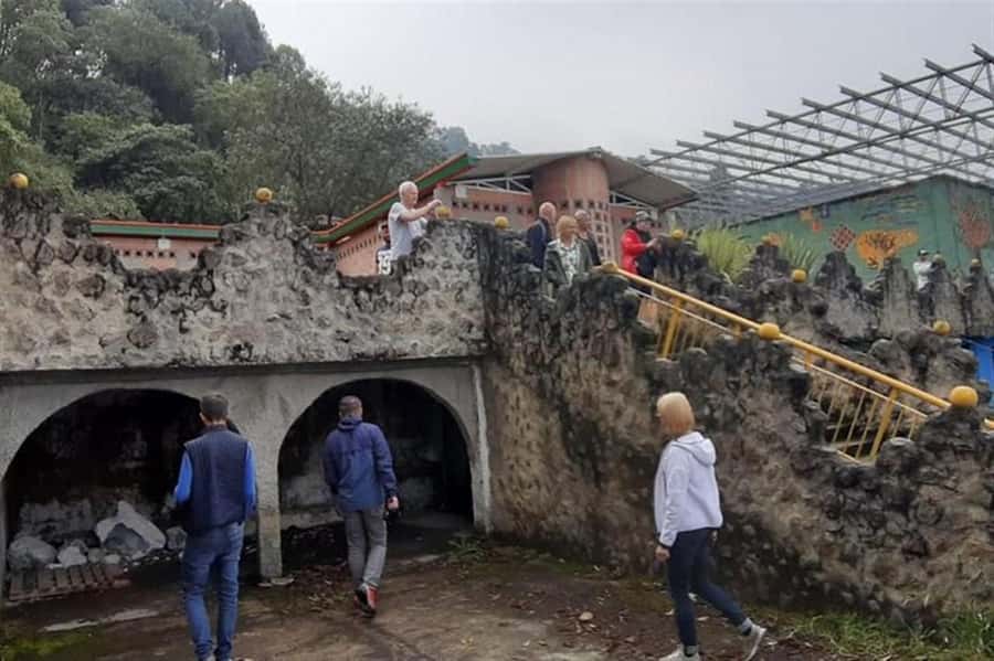 Medellín: 9h Full Day Pablo Escobar Tour - Comuna 13: art, escalators, and a changed neighborhood