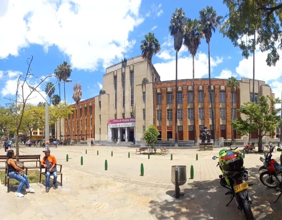 Medellín City Tour and Comuna 13 Experience - Starting at Parque El Poblado or Estadio Station