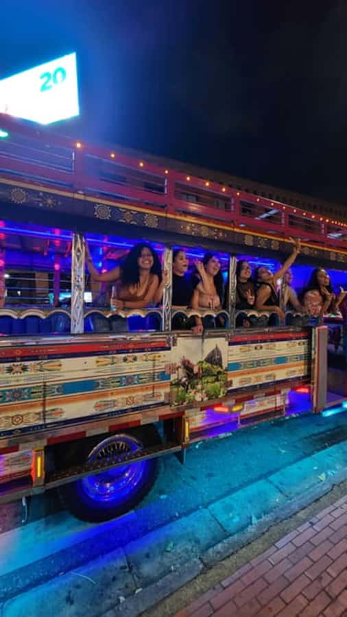 MEDELLIN: CITY TOUR CITY NIGHT TOUR + OPEN BAR - Poblado Park and Lleras Park
