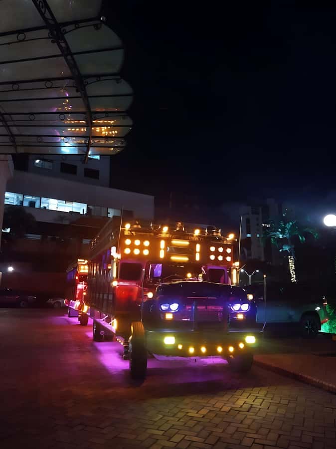 MEDELLIN: CITY TOUR CITY NIGHT TOUR + OPEN BAR - Music, dancing, and the open-bar question