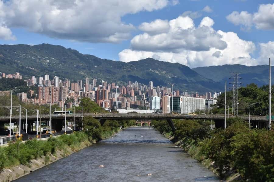 MEDELLIN: CITY TOUR MEDELLIN + GRAFFITOUR COMUNA 13 - A short city tour with a long-day warning