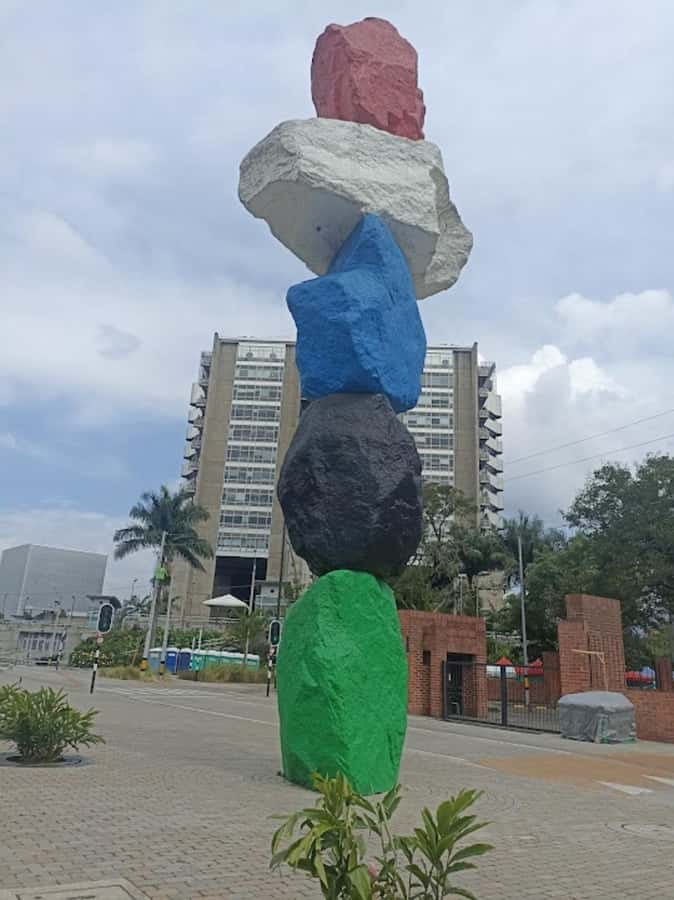 MEDELLIN: CITY TOUR MEDELLIN + GRAFFITOUR COMUNA 13 - Barefoot Park offers a pause between city stops