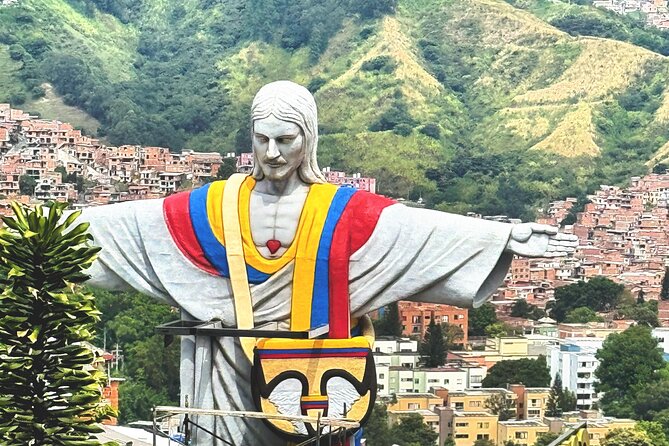 Medellin communal tour 13 with snacks and your own graffity - Starting at Cra. 108 #38-12 in San Javier