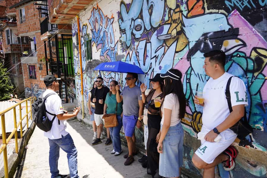 Medellín: Comuna 13 and Graffiti Guided Tour with a Local - Free time, a traditional ice cream, and city views